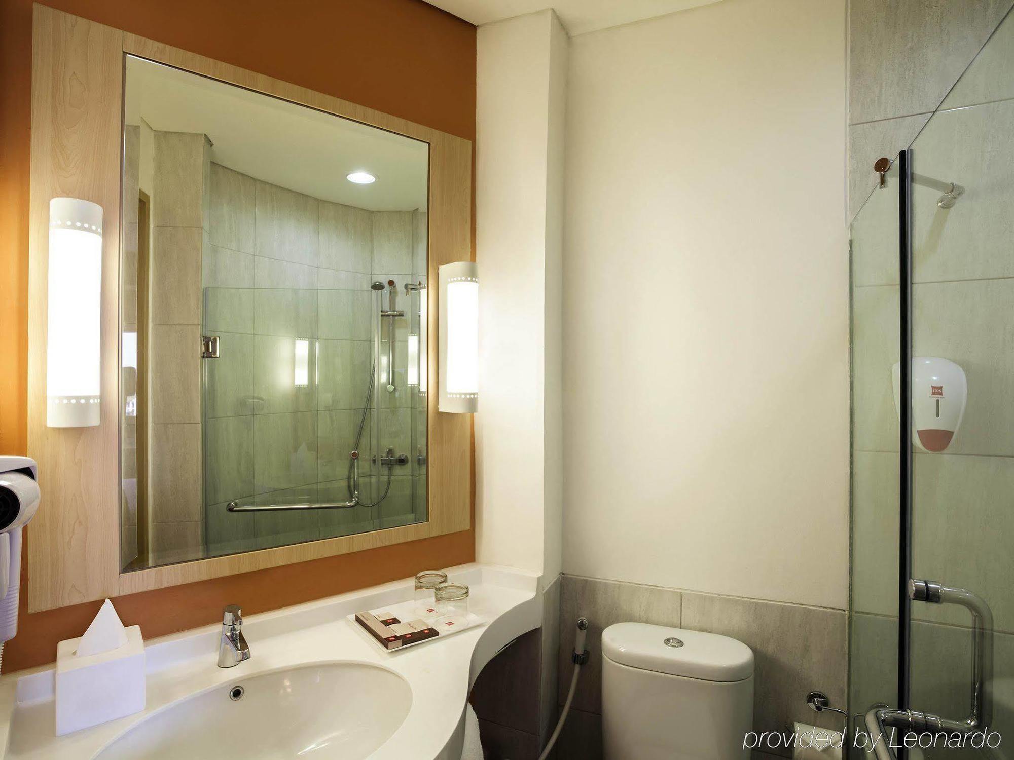 Ibis Jakarta Harmoni Buitenkant foto